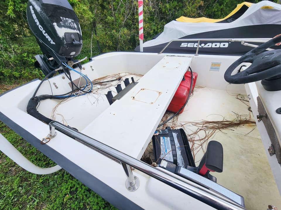 2000 Boston Whaler sport 13