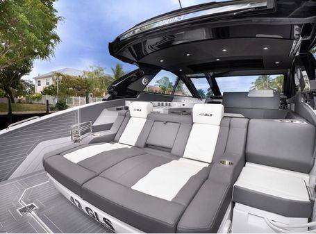 Cruisers Yachts 42 GLS image