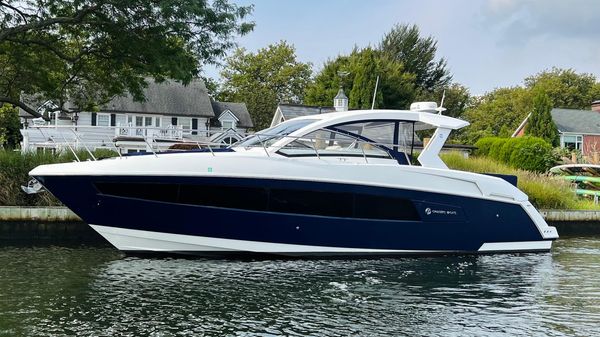 Cruisers Yachts 390 Express Coupe 