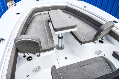 Sea Hunt Gamefish 28 Forward Seating image