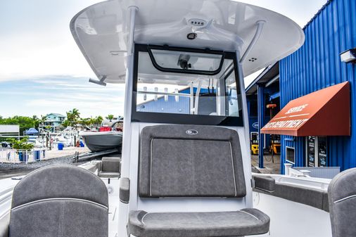 Sea Hunt Gamefish 28 Forward Seating image