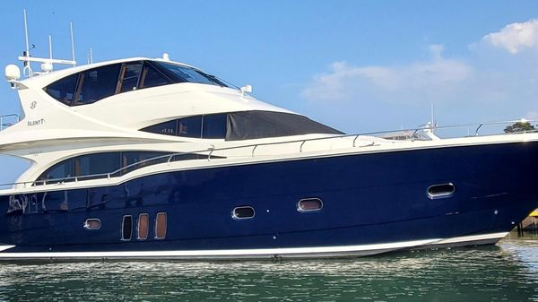 Marquis 720 Fly Bridge
