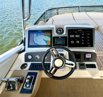 Sea Ray L650 Fly image