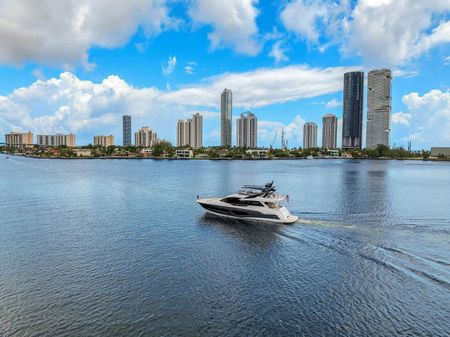 Sunseeker 76 Yacht image