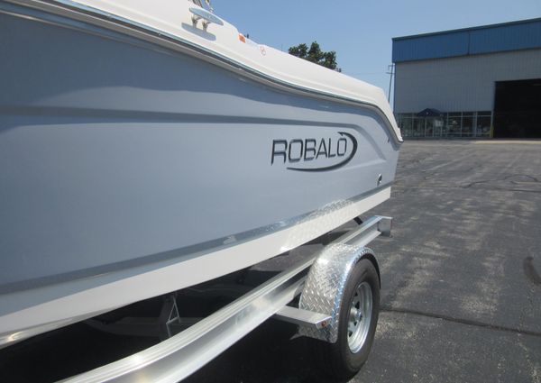 Robalo R180-CENTER-CONSOLE image