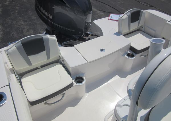 Robalo R180-CENTER-CONSOLE image