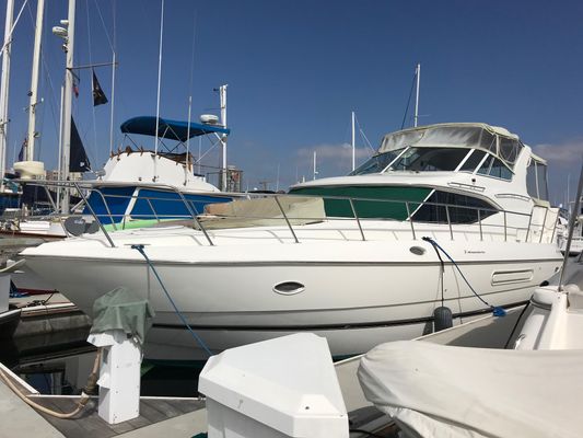 Cruisers Yachts 4450 Express Motoryacht - main image