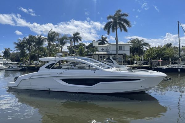 Cruisers Yachts 42 GLS Outboard - main image