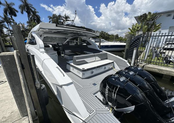 Cruisers Yachts 42 GLS Outboard image