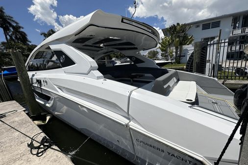 Cruisers Yachts 42 GLS Outboard image