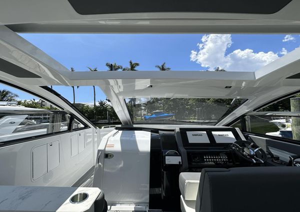 Cruisers Yachts 42 GLS Outboard image