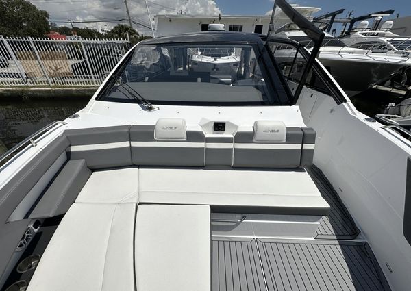 Cruisers Yachts 42 GLS Outboard image