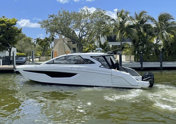 Cruisers Yachts 42 GLS Outboard image