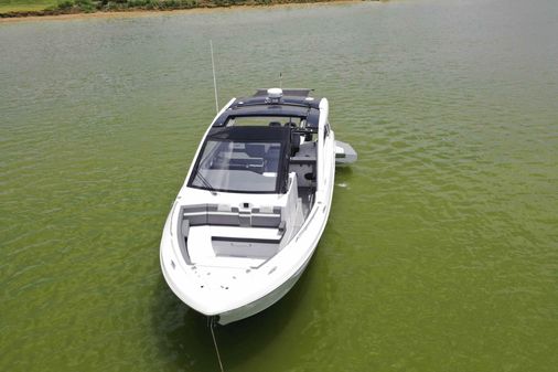 Cruisers Yachts 42 GLS Outboard image