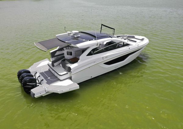 Cruisers Yachts 42 GLS Outboard image