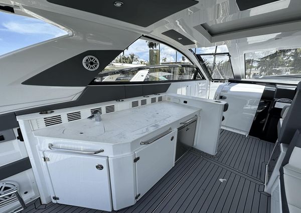 Cruisers Yachts 42 GLS Outboard image