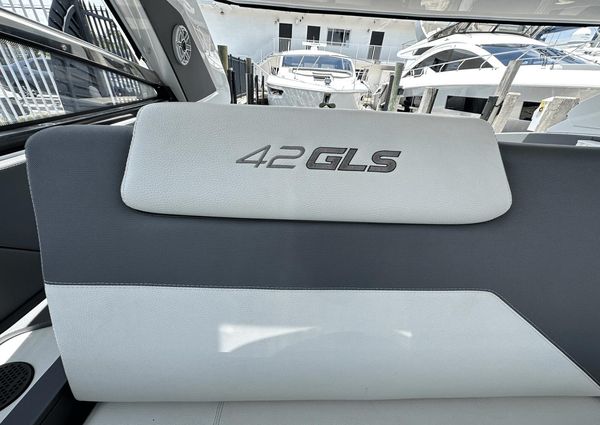 Cruisers Yachts 42 GLS Outboard image