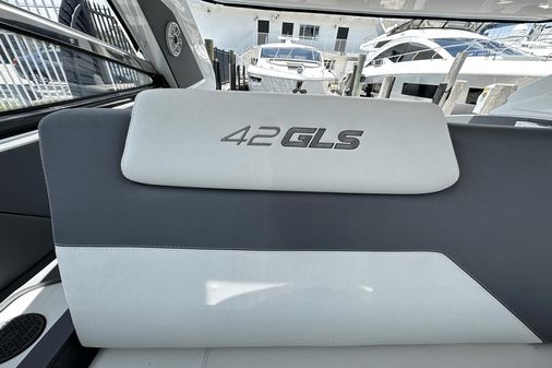 Cruisers Yachts 42 GLS Outboard image