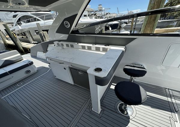Cruisers Yachts 42 GLS Outboard image
