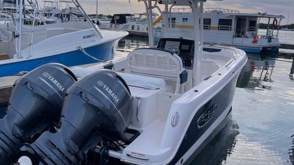 Robalo R242 Center Console 