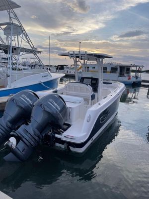 Robalo R242-CENTER-CONSOLE - main image