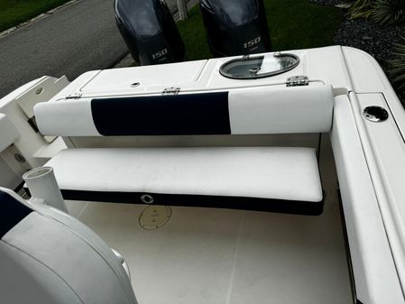 Robalo R242-CENTER-CONSOLE image