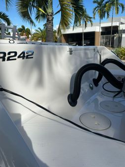 Robalo R242-CENTER-CONSOLE image