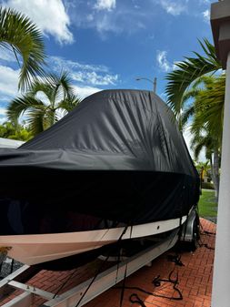 Robalo R242 Center Console image