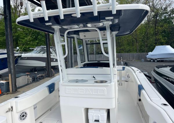 Robalo R270 image