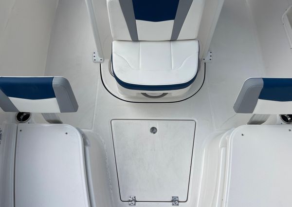 Robalo R270 image