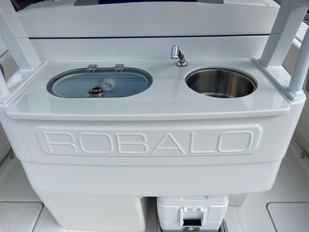 Robalo R270 image