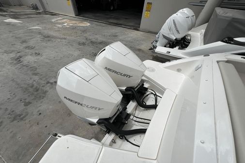 Boston Whaler 320 Vantage image