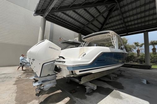 Boston Whaler 320 Vantage image