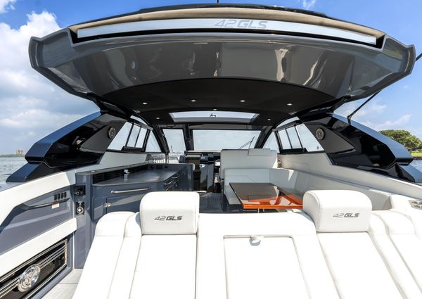 Cruisers Yachts 42 GLS image