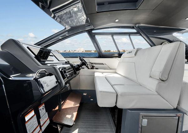 Cruisers Yachts 42 GLS image