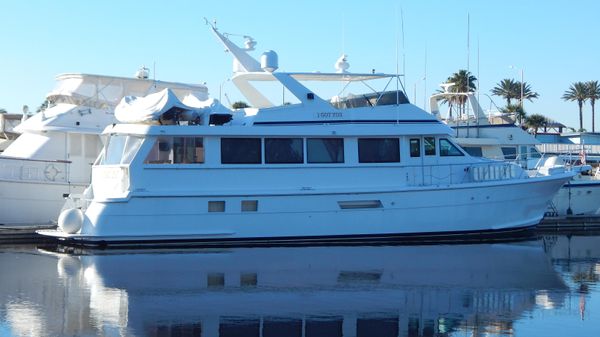 Hatteras 74 Sport Deck Motor Yacht 