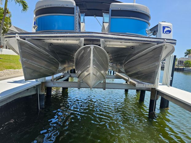 2019 Manitou 25 LEGACY RFW Naples, Florida - Lowes Marine Sales