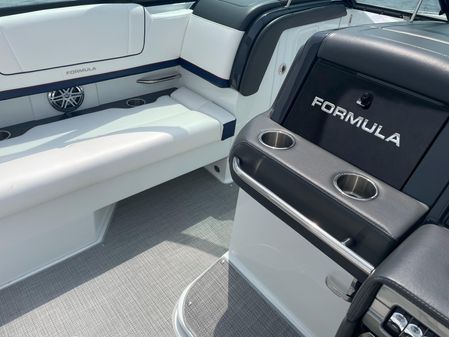 Formula 330 Crossover Bowrider image