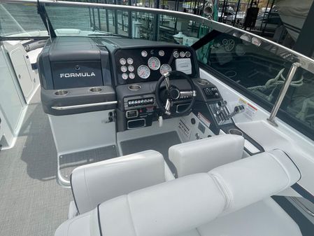 Formula 330 Crossover Bowrider image