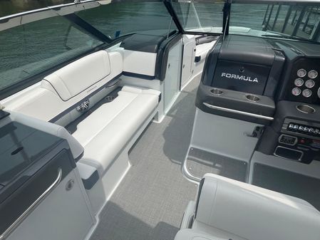 Formula 330 Crossover Bowrider image