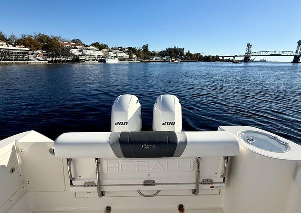 Robalo R272 Center Console image