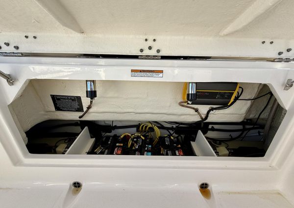 Robalo R272 Center Console image