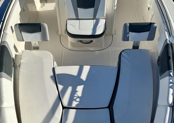 Robalo R272 Center Console image