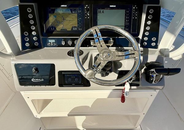 Robalo R272 Center Console image