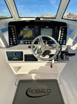 Robalo R272 Center Console image