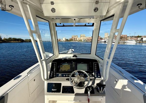 Robalo R272 Center Console image