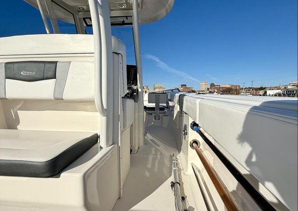 Robalo R272 Center Console image