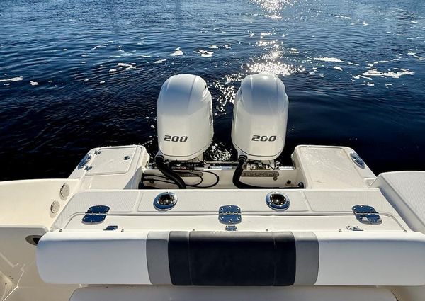 Robalo R272 Center Console image