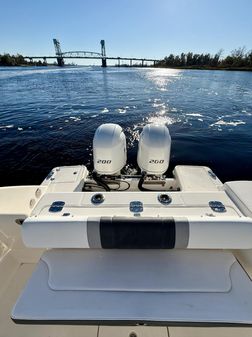 Robalo R272 Center Console image