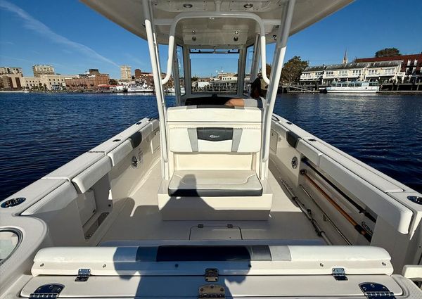 Robalo R272 Center Console image